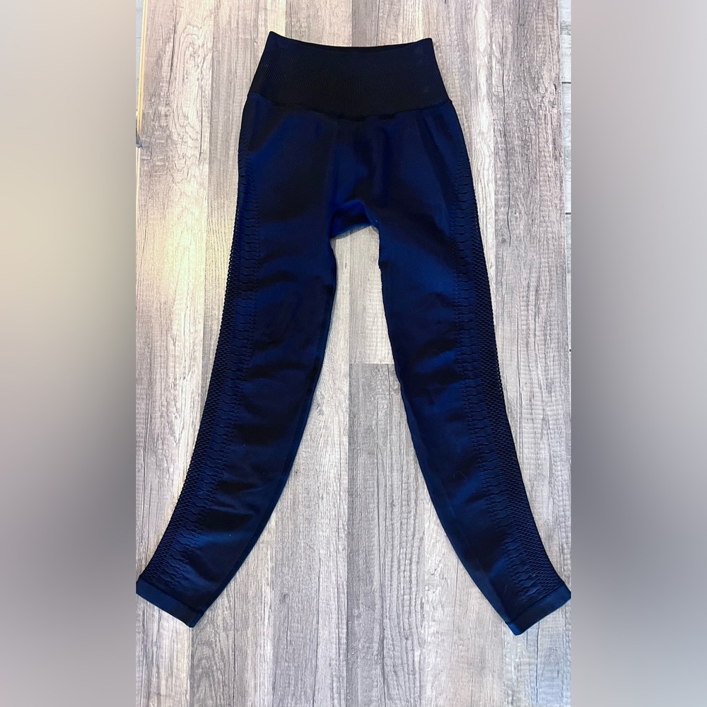 Alo Black Yoga Leggings Mesh side EUC Women’s Small - Picture 3 of 10